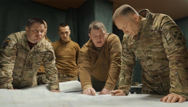 Сирський зустрівся на фронті з командирами підрозділів, які воюють на «гарячих» південних напрямках