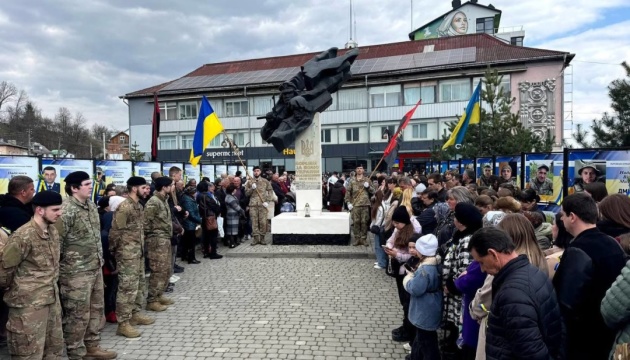 У Косові на Франківщині відкрили алею з портретами полонених і зниклих безвісти захисників