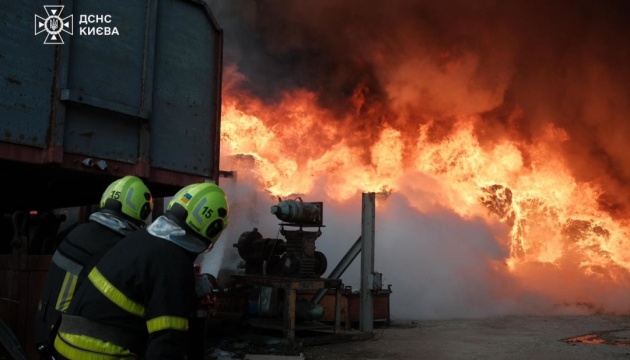 У Києві сталася масштабна пожежа на підприємстві