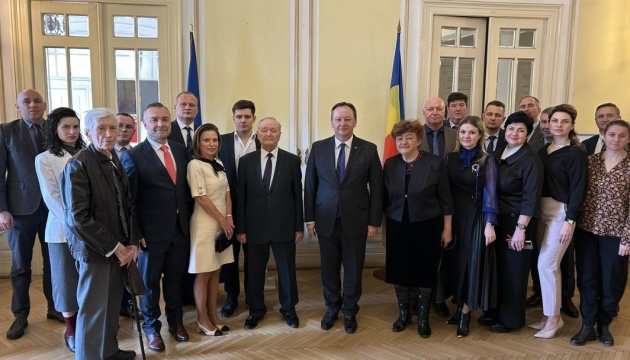 Посол України в Румунії вручив орден «За заслуги» ІІІ ступеня мовознавцю Робчуку