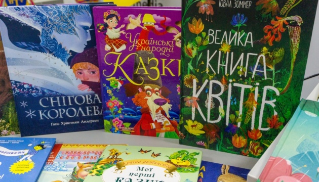 Тернопільщина передала книги для дітей-біженців на Кіпрі