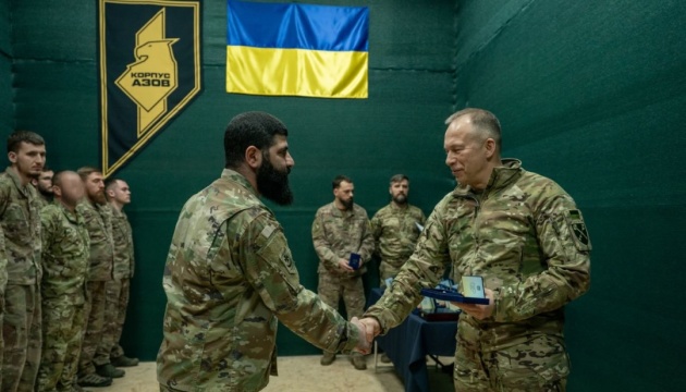 Сирський вручив відзнаки воїнам 1-го корпусу Нацгвардії «Азов» і заслухав доповіді командирів