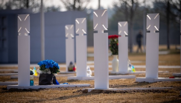 На НВМК поховали невідомих військових та поліцейських, загиблих від російської агресії