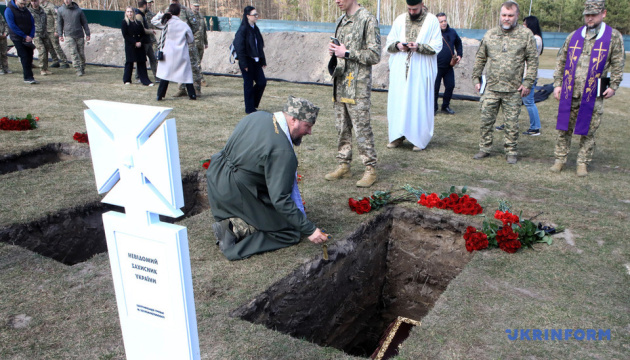 На НВМК поховали невідомих військових та поліцейських, загиблих від російської агресії
