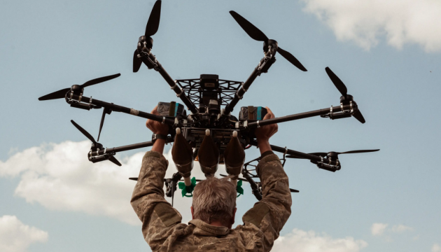 Ukrainische Drohnentruppen melden Treffer auf russische Drohnen - Startplattformen im Donezker Flughafen 