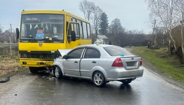 На Львівщині легковик зіткнувся з маршруткою, четверо травмованих