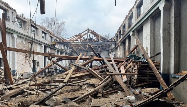 На Чернігівщині внаслідок атак РФ пошкоджені дитсадок і підприємства, є постраждала