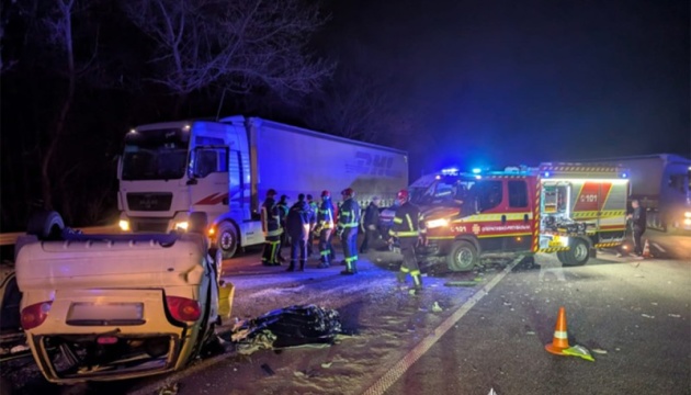На Хмельниччині в ДТП загинула жінка, двоє її дітей - в реанімації
