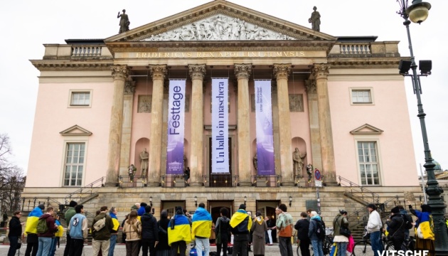 «Культура не поза політикою»: у Берліні пікетували виступ пропагандистки Путіна Анни Нетребко