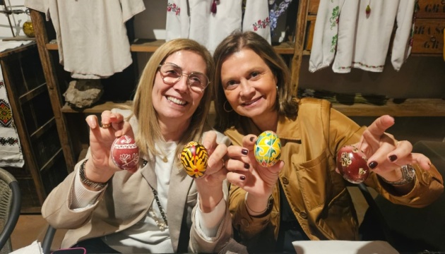 У Барселоні іспанських посадовиць і дипломаток познайомили з мистецтвом української писанки