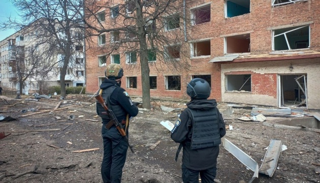 Пошкоджені багатоповерхівки, гуртожиток і ЛЕП: на Сумщині від російських обстрілів постраждали 16 людей