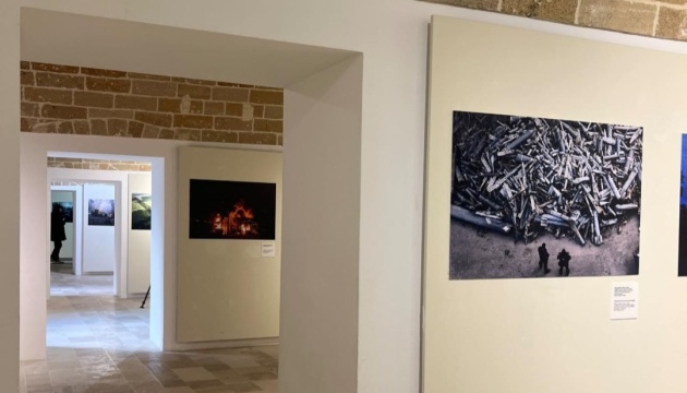 Трагедія народу, рана для Європи»: в італійському Отранто відкрили фотовиставку про війну в Україні