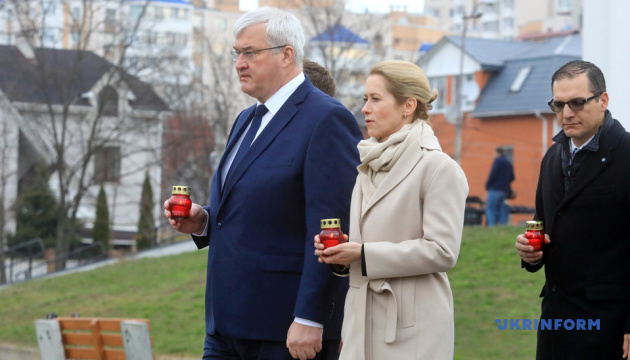 EU-Minister in Butscha: Beweise für russische Kriegsverbrechen fordern vollständige Verantwortung