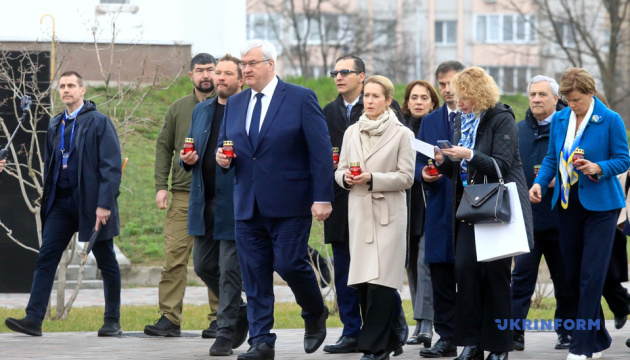 ＥＵ外相代表団、ブチャでロシア占領の犠牲者を追悼