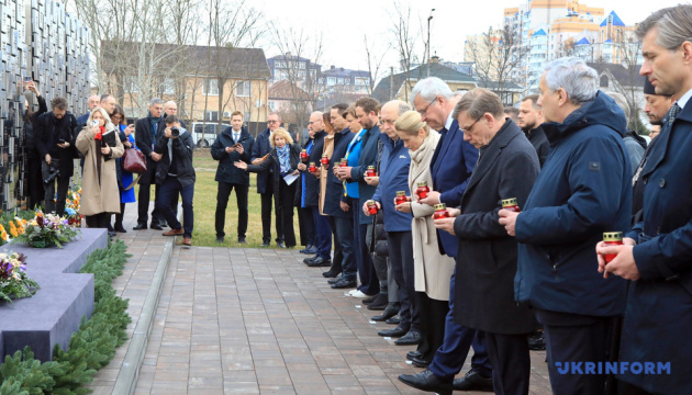 Міністри країн ЄС у Бучі: Докази воєнних злочинів РФ вимагають повної відповідальності