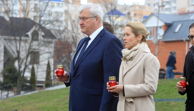 EU-Minister in Butscha: Beweise für russische Kriegsverbrechen fordern vollständige Verantwortung