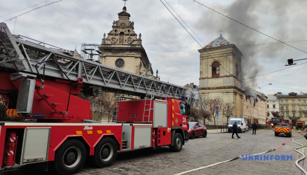 Representantes de la UNESCO visitan sitios del patrimonio cultural en Lviv que resultaron dañados por el ataque ruso