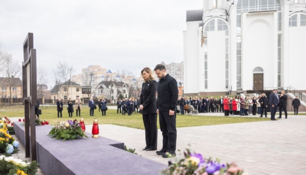 Le couple présidentiel ukrainien rend hommage aux victimes de Boutcha