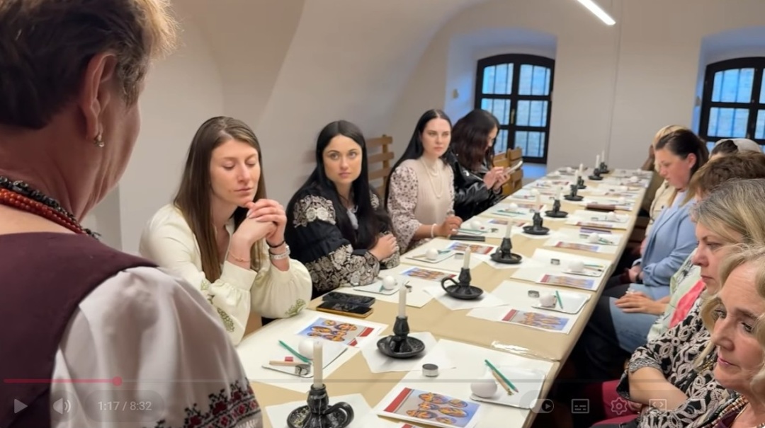 Зоя Сташук проводить майстер-клас (розпис писанки 