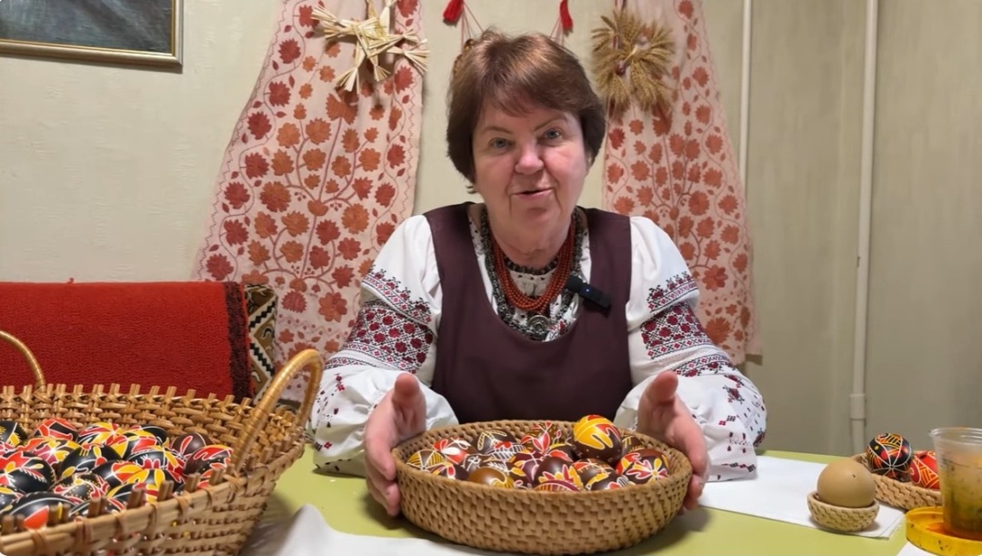 Заслужена майстриня народної творчості України, членкиня Національної спілки майстрів народного мистецтва України Зоя Сташук