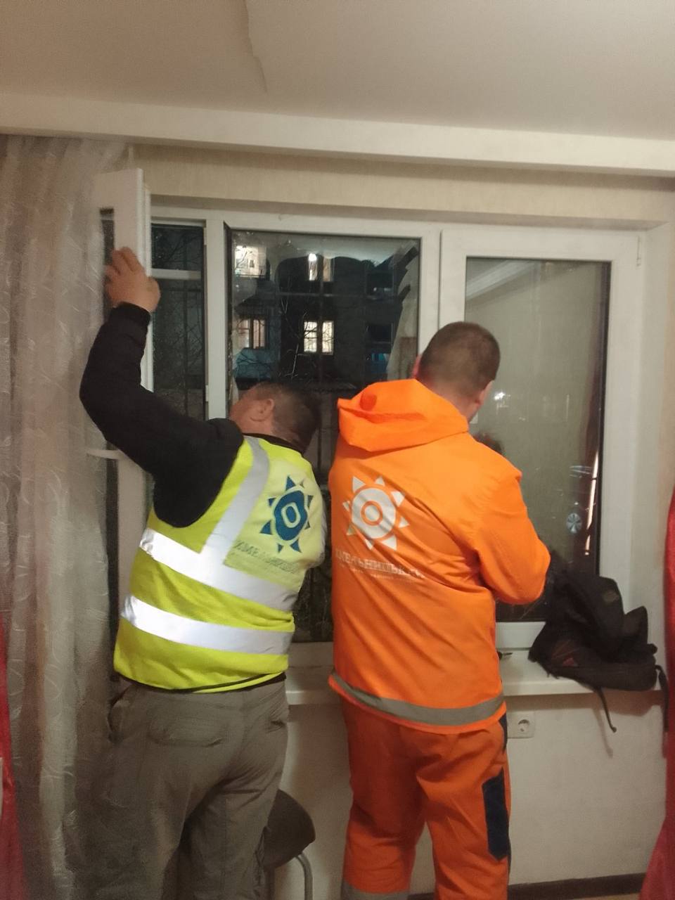 窓を　写真：リサク・オデーサ市軍行政府長官（テレグラム）