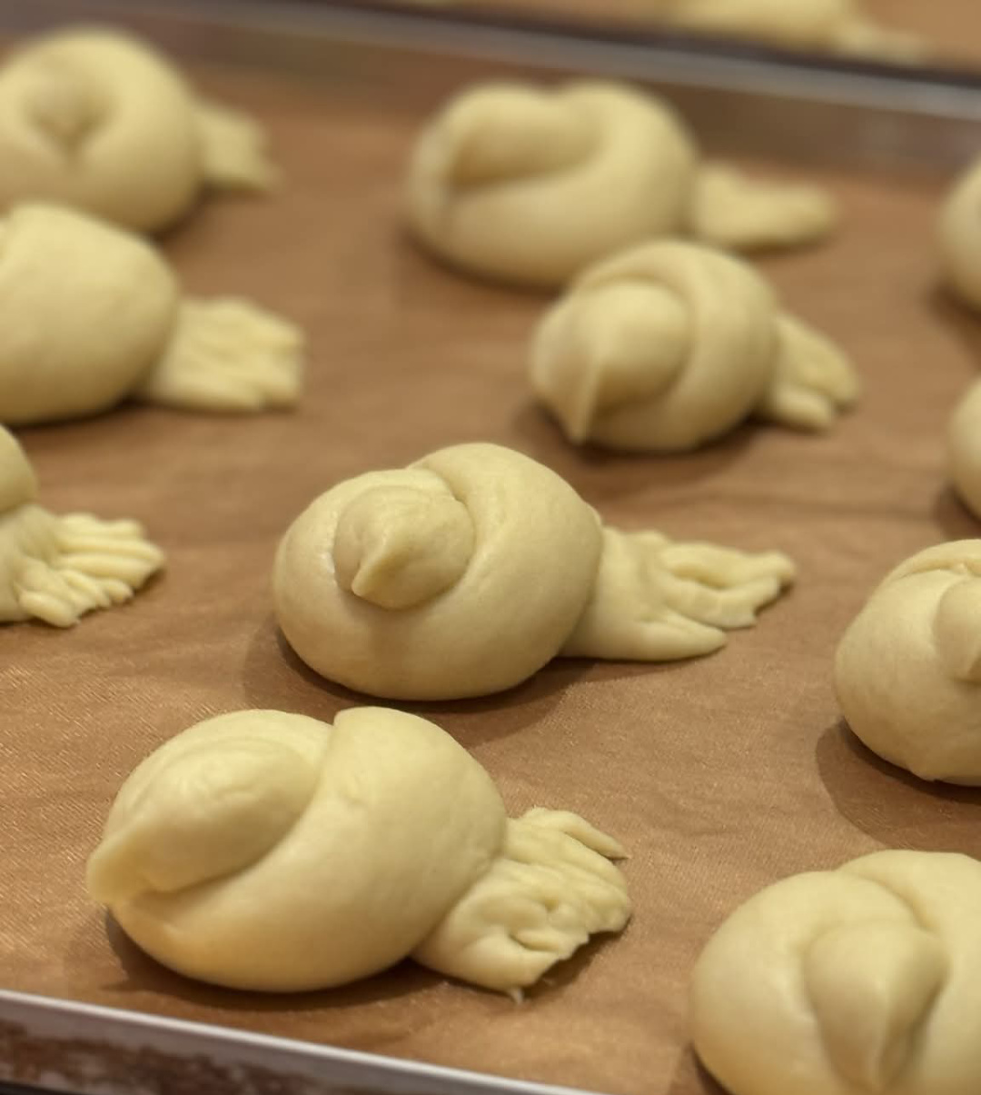 Зазвичай, господині напікають кілька десятків пташок на Чистий четвер