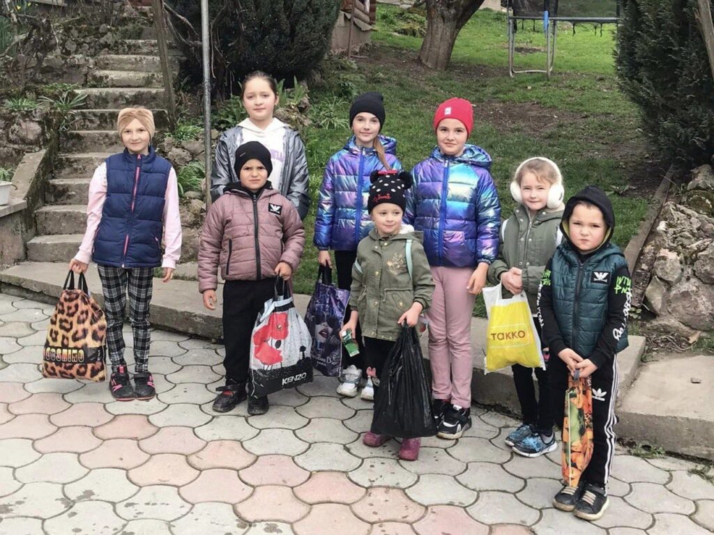 Діти на Рахівщині з кукуцами, які назбирали по хатах