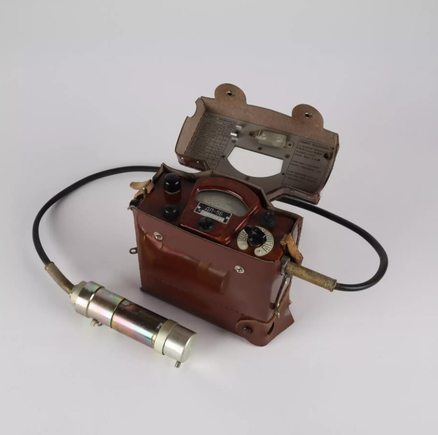 Вимірювач потужності дози ДП 5Б, який використовували під час ліквідації аварії на ЧАЕС. Фото: Національний музей «Чорнобиль»