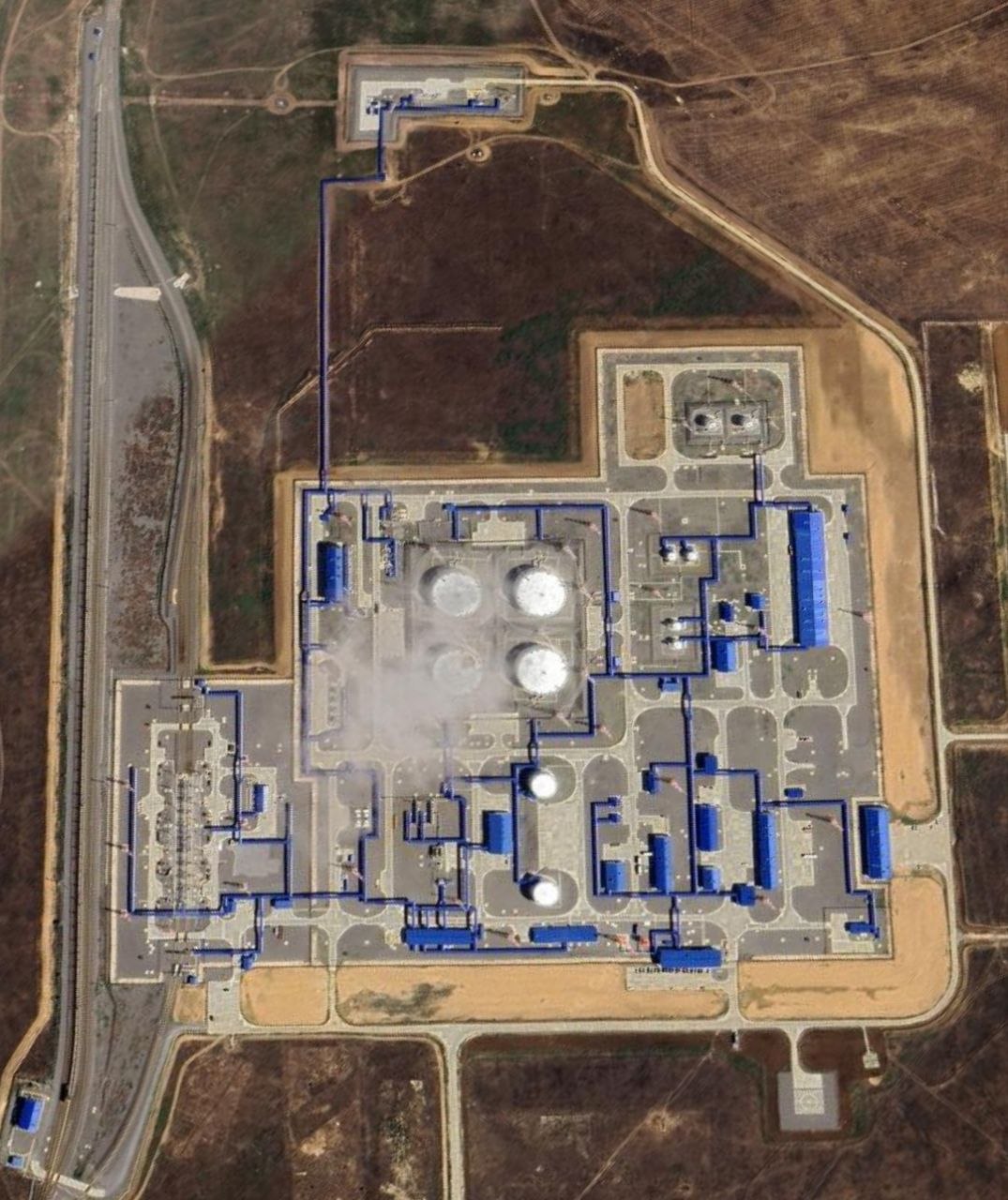 Пожежу видно за 20 кілометрів: у Волгоградській області РФ після атаки горить перекачувальна станція