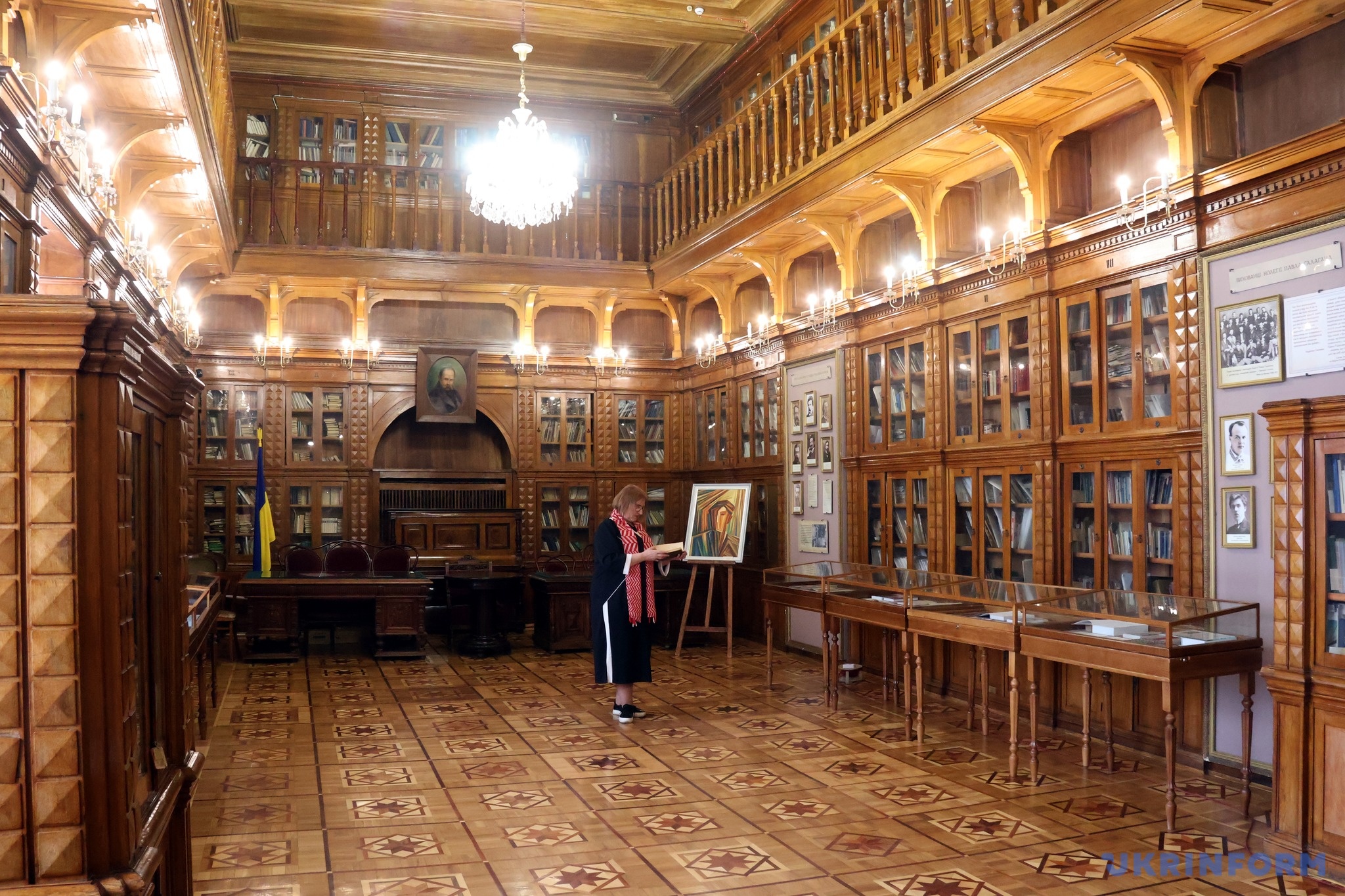 Бібліотека в Колегіїї Павла Галагана знаходилася на одному поверсі з Павлівською церквою. Нині це Національний музей літератури України