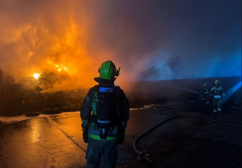 У Польщі другий день гасять велику пожежу на підприємстві з утилізації шин