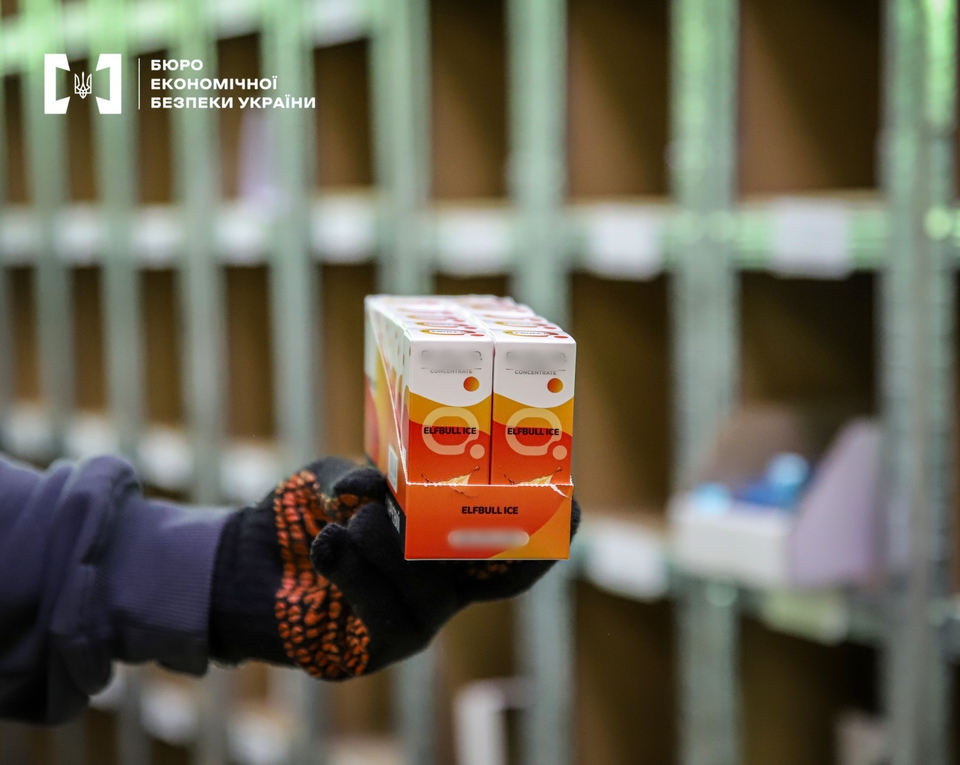 Провели 70 обшуків у п’яти областях: в Україні викрили нелегальне виробництво вейпів