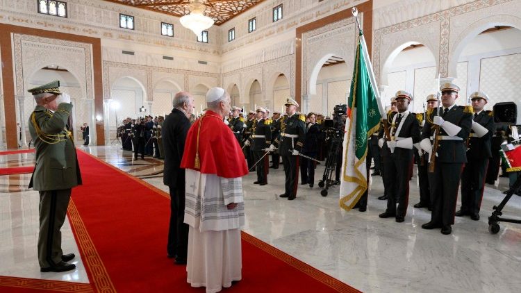 Відвідає чотири африканські країни: Папа Римський вирушив у третю Апостольську подорож