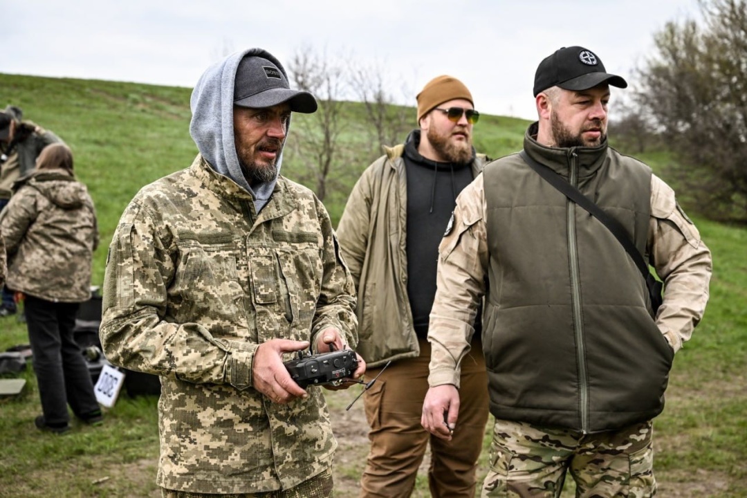 Італієць і його командир «Кіра», позаду бойовий медик Владислав