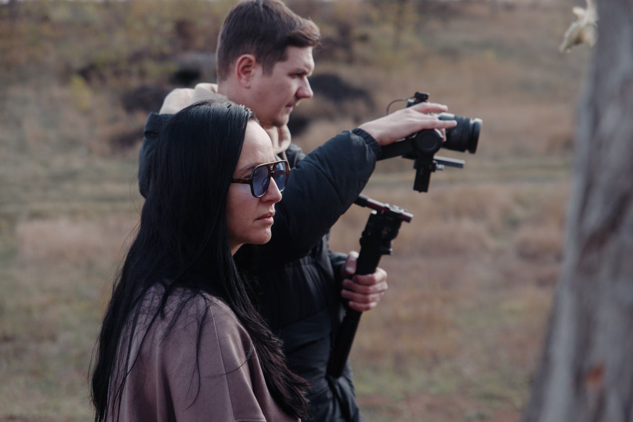 Режисерка Тетяна Станєва і оператор із Дніпра Іван Понамарьов на Покровському напрямку, 2025 р.