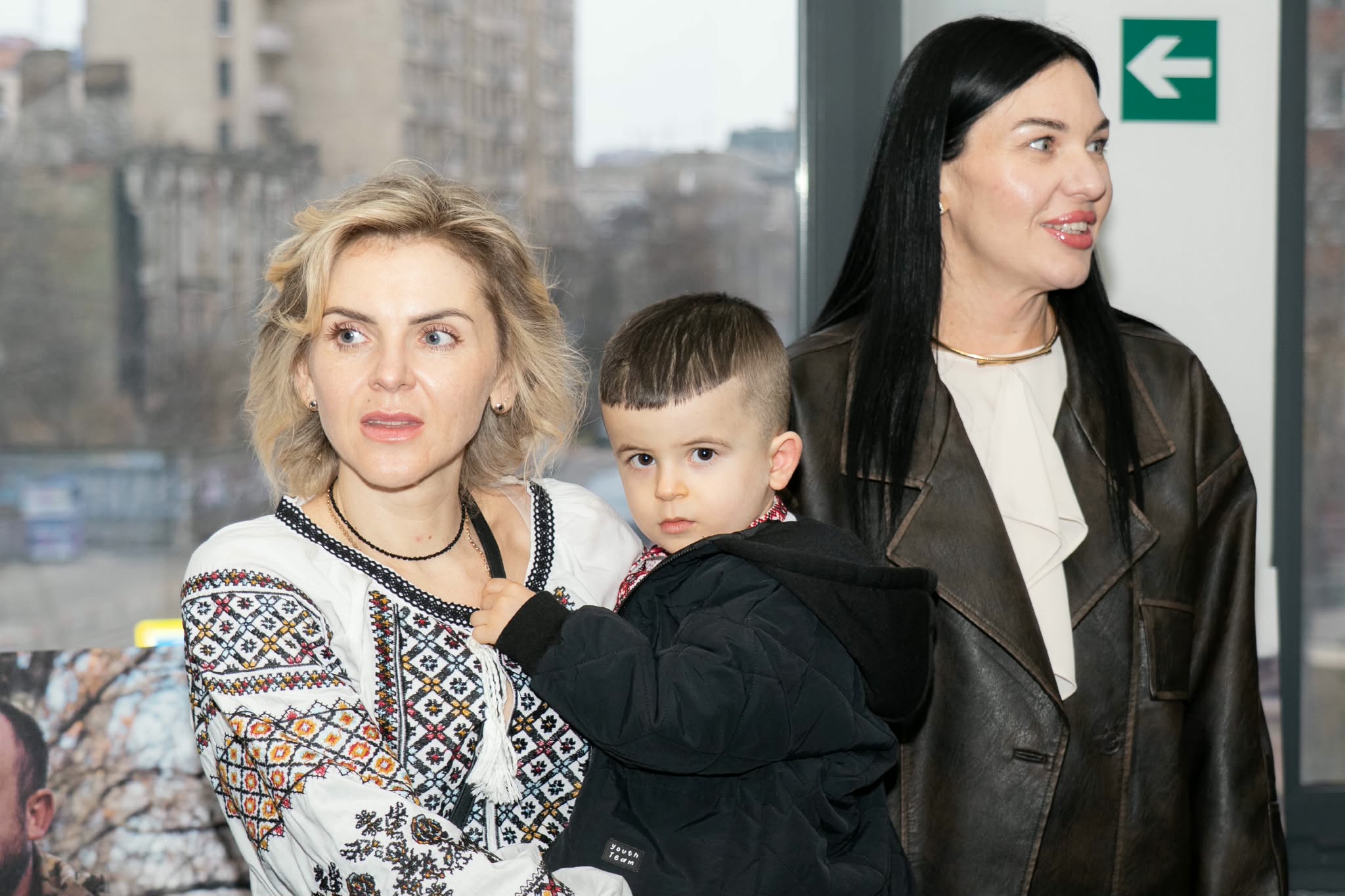 Дружина морського піхотинця Олександра Атанасова Ольга (ліворуч) із сином