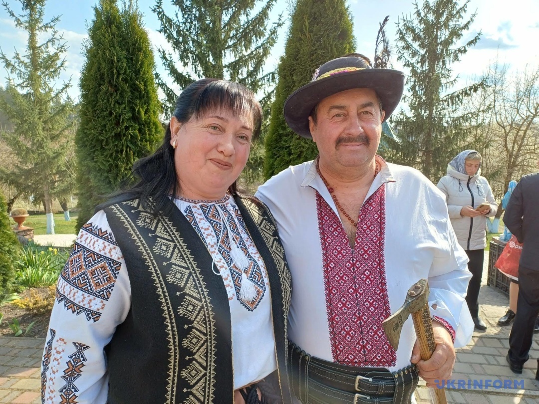 директорки будинку культури села Чортовець Іванна Калин та Михайло Шелефонтюк