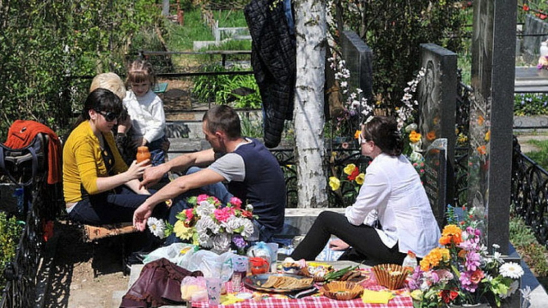 Одна із сучасних форм поминання мертвих - розділити з ними обід. Фото: religionpravda