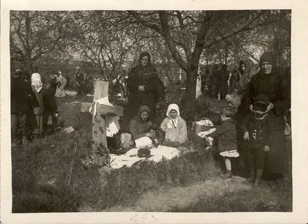 Проводи на цвинтарі. Місто Володимир, Волинь. 1930. Світлина невстановленого авторства. Фотофонд бібліотеки Інституту народознавства НАН України, Львів