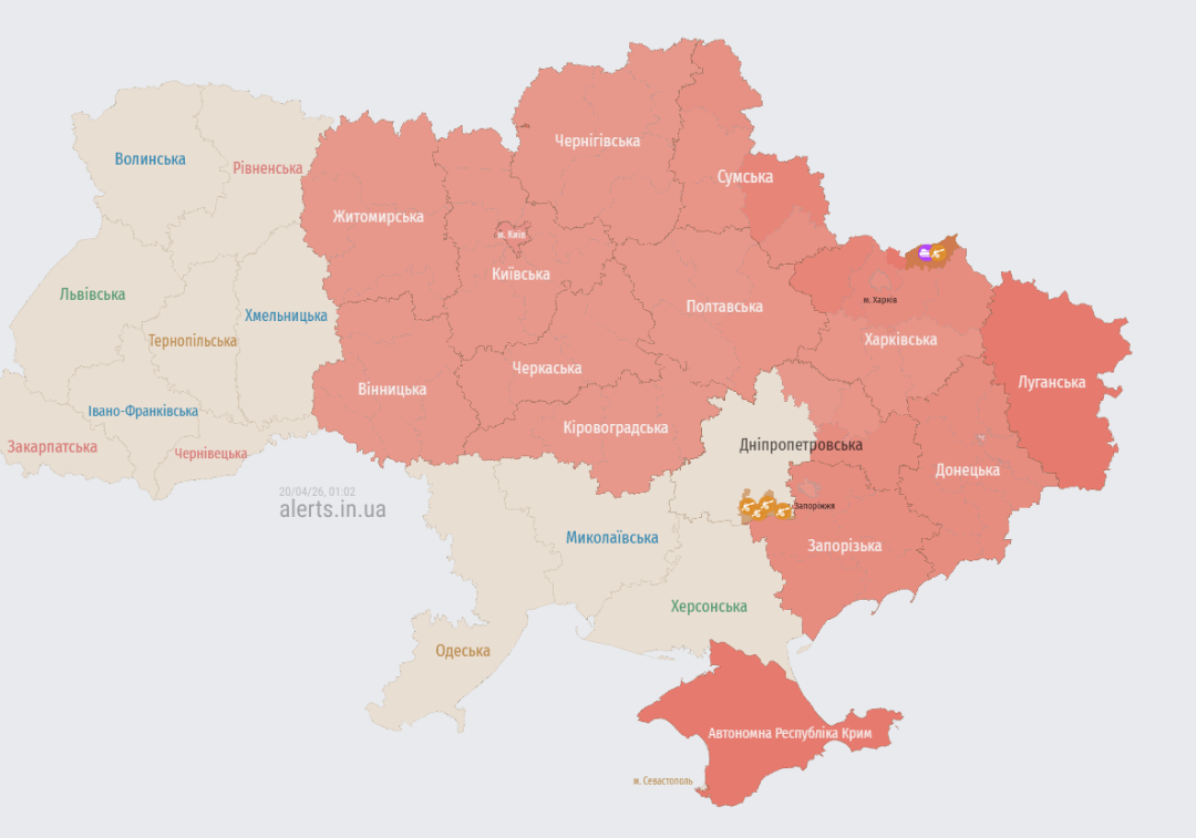Актуальна мапа повітряних тривог станом на о1:02. Джерело: https://alerts.in.ua/