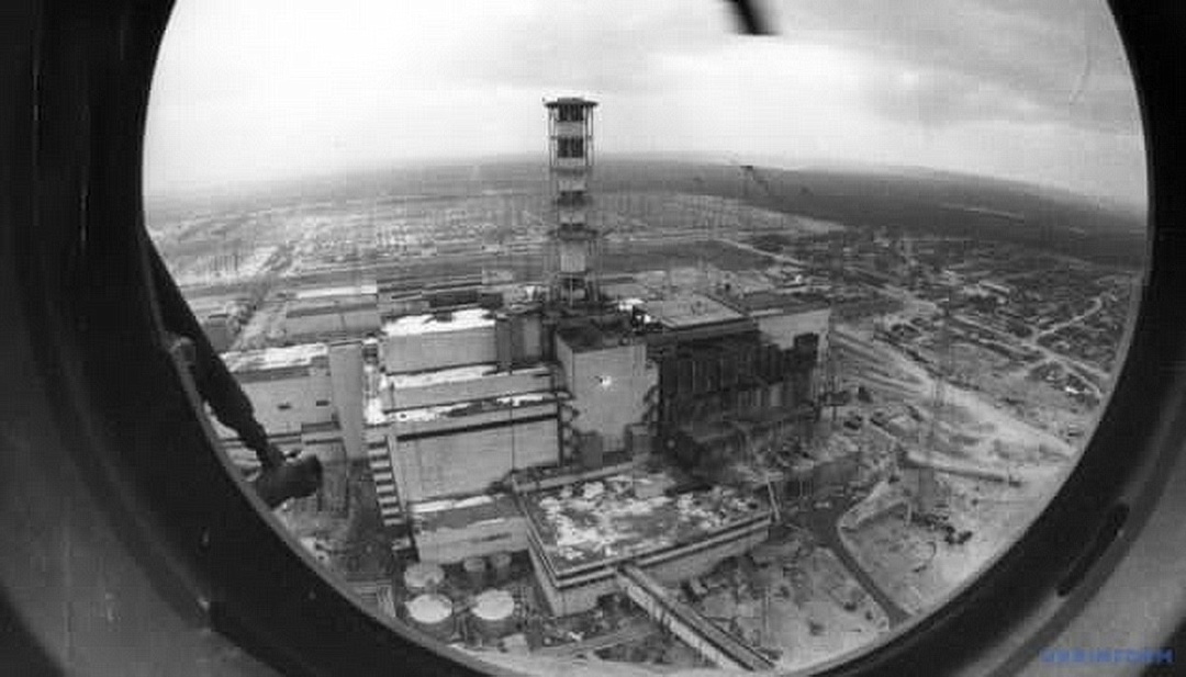 The destroyed reactor of the Chornobyl Nuclear Power Plant. 1986. Photo: Ukrinform