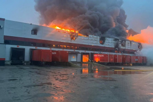 Drohnen zerstören Paketdienst in Luzk, Lebensmittellager und Hochhaus beschädigt  
