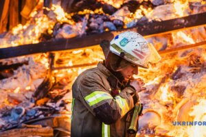 Росіяни зранку атакували Хмельницький дронами, виникла пожежа на підприємстві