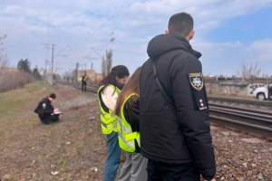 У Києві загинув малолітній хлопець, який перебував між вагонами електрички під час руху