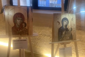 Виставка «Ікони миру» у Парижі: українські митці перетворили ящики з-під набоїв на символи надії