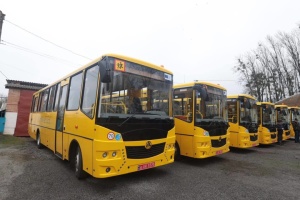 Вісім громад Вінниччини отримали інклюзивні шкільні автобуси
