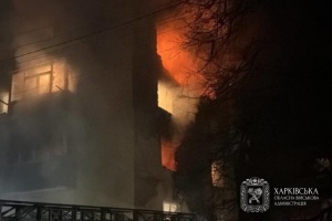 У Чугуєві ворожий дрон влучив у житловий будинок, спалахнула пожежа, постраждали троє жінок