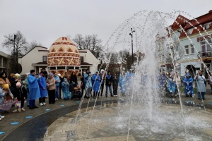 У Коломиї «діти дощу» запустили фонтан, щоб нагади про аутизм