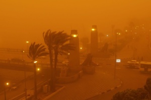 Піщана буря паралізувала транспорт у Каїрі