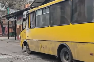 ロシア軍、ウクライナ南部ヘルソンで乗合バスを攻撃、７人が負傷